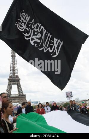 Drapeau noir Daeh de l'État islamique devant La tour eiffel dans une manifestation pro-palestinienne à Paris Trocadéro France Banque D'Images