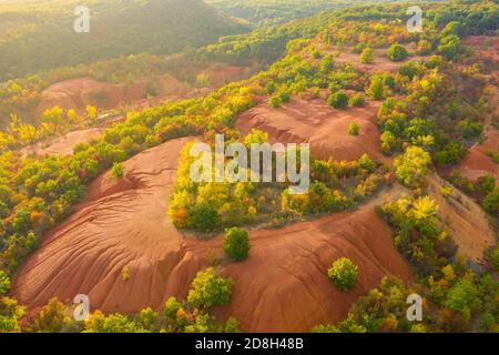 Gant, Hongrie - vue aérienne de la mine de bauxite abandonnée, formation de bauxite. Surface rouge et orange, texture bauxite. Couleurs chaudes de l'automne. Banque D'Images