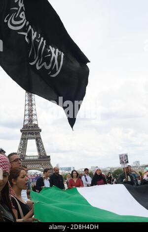 Drapeau noir Daeh de l'État islamique devant La tour eiffel dans une manifestation pro-palestinienne à Paris Trocadéro France Banque D'Images