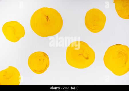 vue de dessus des cercles abstraits colorés peints en jaune sur du blanc arrière-plan Banque D'Images