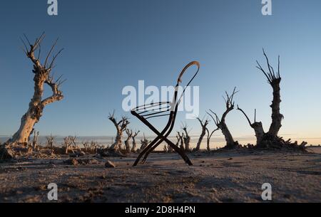 Une chaise au milieu de la ruine par l'inondation. Epecuen Argentine Banque D'Images