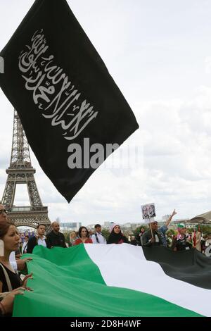 Drapeau noir Daeh de l'État islamique devant La tour eiffel dans une manifestation pro-palestinienne à Paris Trocadéro France Banque D'Images