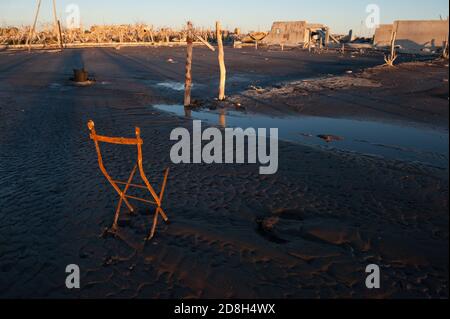 Une chaise au milieu de la ruine par l'inondation. Epecuen Argentine Banque D'Images