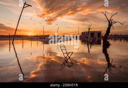 Une chaise au milieu de la ruine par l'inondation. Epecuen Argentine Banque D'Images