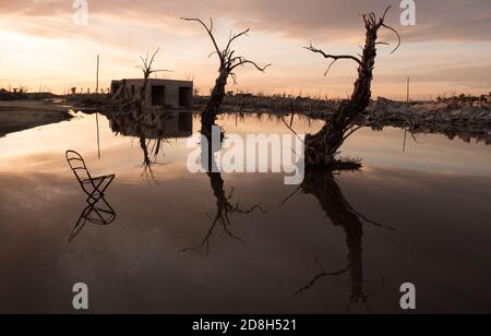 Une chaise au milieu de la ruine par l'inondation. Epecuen Argentine Banque D'Images