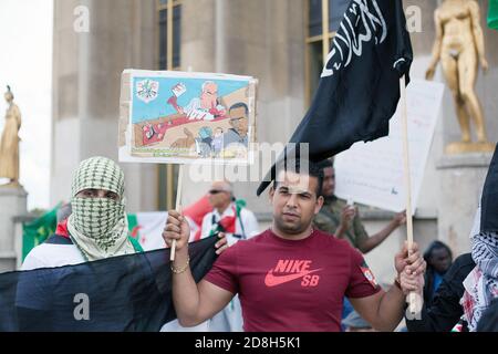 Daeh drapeaux noirs de l'État islamique dans un pro-palestinien Manifestation à Paris Trocadéro France Banque D'Images