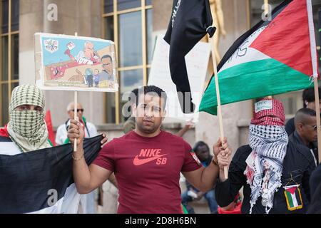 Daeh drapeaux noirs de l'État islamique dans un pro-palestinien Manifestation à Paris Trocadéro France Banque D'Images