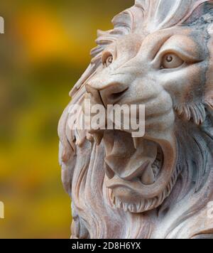 Fière statue de lion masculin dans la ville asiatique de Guilin, en Chine Banque D'Images