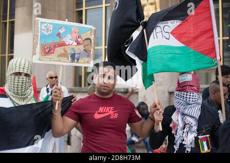 Daeh drapeaux noirs de l'État islamique dans un pro-palestinien Manifestation à Paris Trocadéro France Banque D'Images