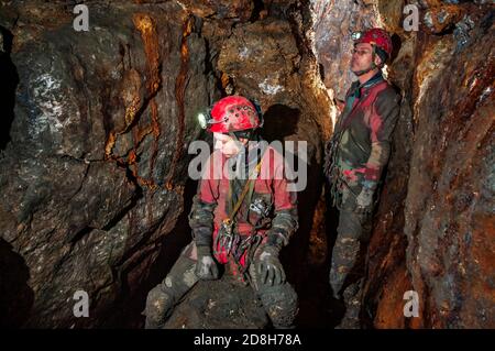 Étroite 'corde' créée en enlevant deux veines minérales parallèles, laissant un court 'talch' de calcaire entre, dans Odin Mine, Castleton, Derbyshire. Banque D'Images