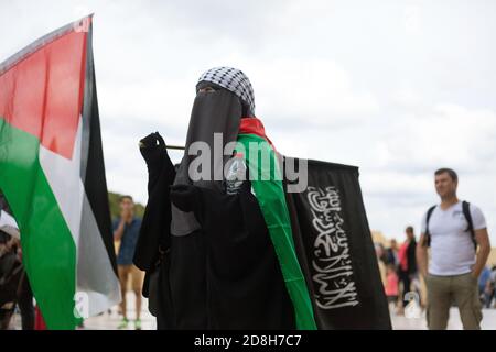 Daeh drapeaux noirs de l'État islamique dans un pro-palestinien Manifestation à Paris Trocadéro France Banque D'Images