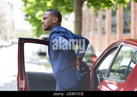 Conduite automobile douleur blessure au dos. Mauvaise posture Banque D'Images