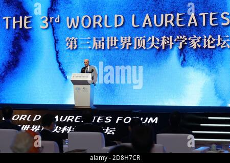 Shanghai, Chine. 30 octobre 2020. Roger Kornberg, président de l'Association mondiale des lauréats du Prix Nobel de chimie 2006, prononce un discours lors de la cérémonie d'ouverture du troisième Forum mondial des lauréats à Shanghai, en Chine orientale, le 30 octobre 2020. Plus de 300 scientifiques, dont 61 lauréats du prix Nobel, ont participé au troisième Forum mondial des lauréats, qui s'est tenu par le biais de webinaires et de réunions hors ligne à Shanghai. Le forum a été lancé par l'Association mondiale des lauréats. Crédit : Wang Xiang/Xinhua/Alay Live News Banque D'Images