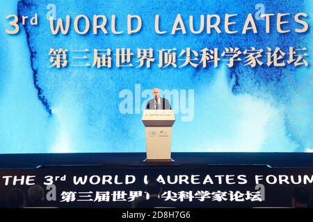 Shanghai, Chine. 30 octobre 2020. Roger Kornberg, président de l'Association mondiale des lauréats du Prix Nobel de chimie 2006, prononce un discours lors de la cérémonie d'ouverture du troisième Forum mondial des lauréats à Shanghai, en Chine orientale, le 30 octobre 2020. Plus de 300 scientifiques, dont 61 lauréats du prix Nobel, ont participé au troisième Forum mondial des lauréats, qui s'est tenu par le biais de webinaires et de réunions hors ligne à Shanghai. Le forum a été lancé par l'Association mondiale des lauréats. Crédit : Wang Xiang/Xinhua/Alay Live News Banque D'Images