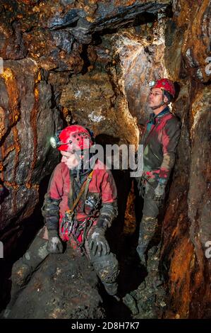 Étroite 'corde' créée en enlevant deux veines minérales parallèles, laissant un court 'talch' de calcaire entre, dans Odin Mine, Castleton, Derbyshire. Banque D'Images