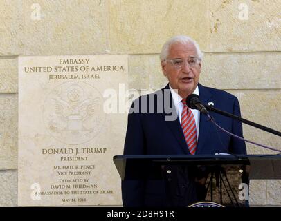 Jérusalem, Israël. 30 octobre 2020. L'ambassadeur des États-Unis en Israël David Friedman s'exprime lors d'une cérémonie à l'ambassade américaine à Jérusalem, le vendredi 30 octobre 2020. Les citoyens américains nés à Jérusalem peuvent maintenant inscrire Israël comme leur lieu de naissance dans les passeports américains. L'administration Trump a récemment activé une loi du Congrès adoptée en 2002. Photo par Debbie Hill/UPI crédit: UPI/Alay Live News Banque D'Images