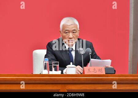 Pékin, Chine. 30 octobre 2020. Wang Zhigang, ministre chinois de la Science et de la technologie, prend la parole lors d'une conférence de presse à Beijing, capitale de la Chine, le 30 octobre 2020. Le Comité central du Parti communiste de Chine (CPC) a tenu vendredi une conférence de presse pour présenter et élaborer les principes directeurs de la cinquième session plénière du Comité central du 19ème CPC. Crédit: Li Xin/Xinhua/Alay Live News Banque D'Images