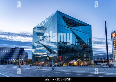DAS moderne Bürogebäude Cube Berlin auf dem Washingtonplatz in der Abenddämmerung, Berlin, Allemagne | Smart commercial Building Cube Berlin on WAS Banque D'Images