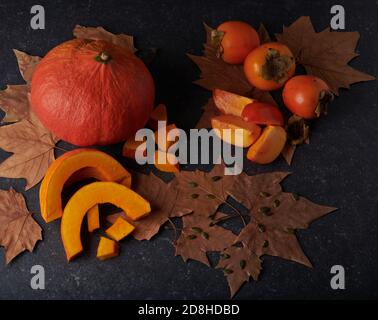 Légumes et fruits d'automne : citrouille, kaki, tranché, entier, frais et cru Banque D'Images