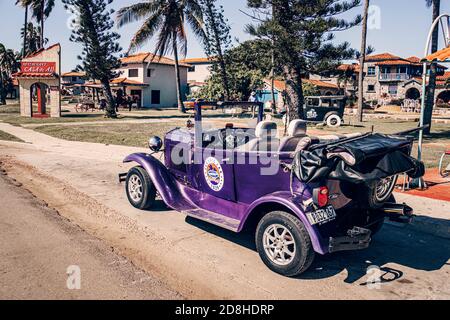 Voiture rétro américaine d'époque garée sur la route en arrière-plan De Villa al Capone Banque D'Images