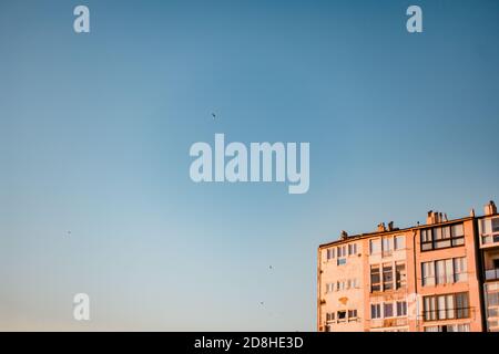 Un bâtiment dans le sud de la France face à la lumière ciel bleu Banque D'Images