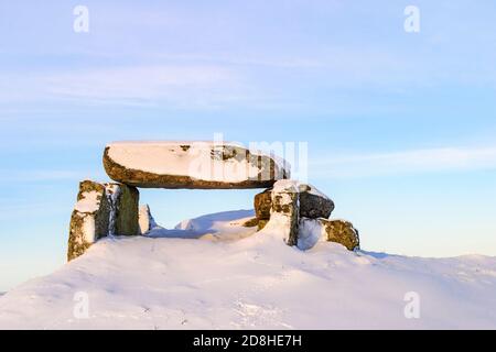 Luttra passage tombe sur une colline en hiver Banque D'Images