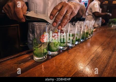 Cocktail Mojito dans un bar du célèbre bar la Bodeguita Del Medio Banque D'Images