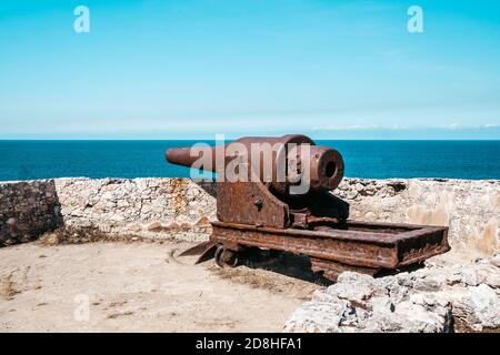 Canons au fort de Saint Charles ou Fortaleza de San Carlos de la Cabana, drapeau cubain à la Havane, Banque D'Images