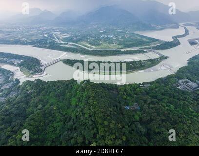 Une vue aérienne du Dujiangyan, un ancien système d'irrigation construit autour de 256 av. J.-C. par l'État de Qin comme projet d'irrigation et de contrôle des crues Banque D'Images