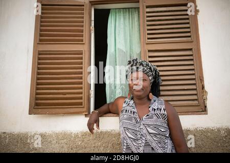 Portrait d'une belle femme africaine à l'extérieur de sa maison sur l'île de Maio, Cap-Vert, Afrique. Banque D'Images