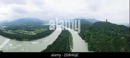 Une vue aérienne du Dujiangyan, un ancien système d'irrigation construit autour de 256 av. J.-C. par l'État de Qin comme projet d'irrigation et de contrôle des crues Banque D'Images