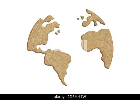 Carte du monde PaperCut en papier recyclé sur fond blanc - concept d'écologie et de recyclage Banque D'Images