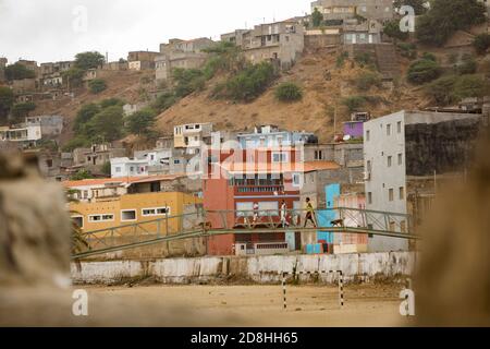 Quartiers à faible revenu avec maisons et immeubles d'appartements à Praia, Cabo Verde, Afrique. Banque D'Images