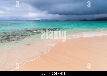 Plage vide. Paysage côtier avec mer d'azur sous un ciel sombre et spectaculaire. Côte atlantique de l'océan, république dominicaine. Samana Banque D'Images