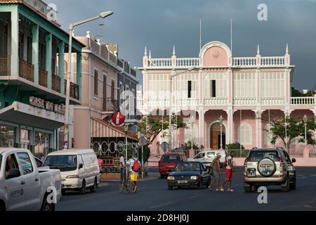 Scène de rue animée dans la ville de Mindelo montrant le Palais du peuple sur l'île de Sao Vicente, Cap-Vert, Afrique. Banque D'Images