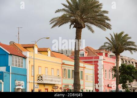 La ville animée de Mindelo, Sao Vicente, au Cap-Vert, est marquée par des bâtiments colorés et une architecture coloniale. Banque D'Images