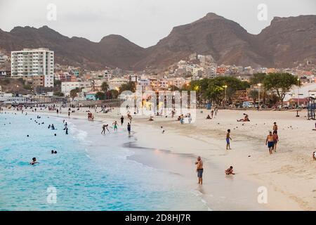 Mindelo est la capitale colorée et animée de l'île de Sao Vicente, Cabo Verde. Banque D'Images