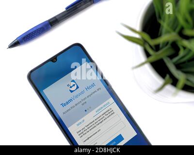 LOD, Israël - 8 juillet 2020 : espace de travail moderne et minimaliste avec smartphone mobile noir et écran de lancement de l'application TeamViewer Host avec logo en blanc Banque D'Images