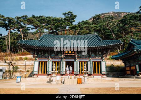 Séoul, Corée - 26 octobre 2020 : Temple Jingwansa avec montagne Bukhansan Banque D'Images