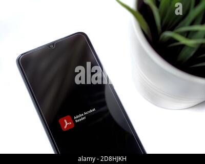 LOD, Israël - 8 juillet 2020 : espace de travail moderne minimaliste avec smartphone mobile noir avec écran de lancement de l'application Adobe Acrobat Reader avec logo sur W Banque D'Images