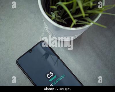 LOD, Israël - 8 juillet 2020 : espace de travail moderne et minimaliste avec smartphone mobile noir et écran de lancement de l'application CamScanner avec logo sur le dos en marbre Banque D'Images