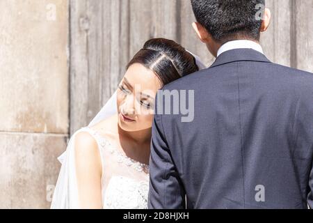 Un jeune couple japonais pose dans une porte à l'extérieur de St Pauls Cathédrale de Londres en pleine tenue de mariage Banque D'Images