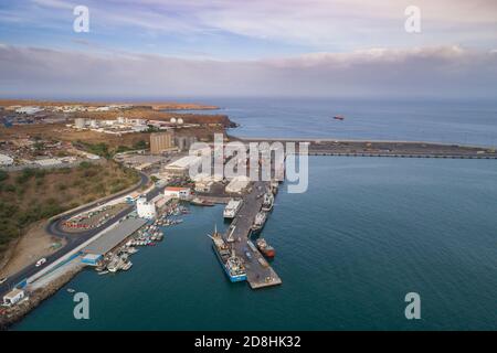 Vue aérienne du port de Praia (Porto da Praia), port de Praia, capitale du Cap-Vert, sur l'île de Santiago. Banque D'Images