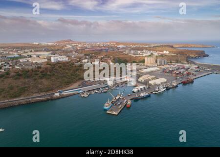 Vue aérienne du port de Praia (Porto da Praia), port de Praia, capitale du Cap-Vert, sur l'île de Santiago. Banque D'Images