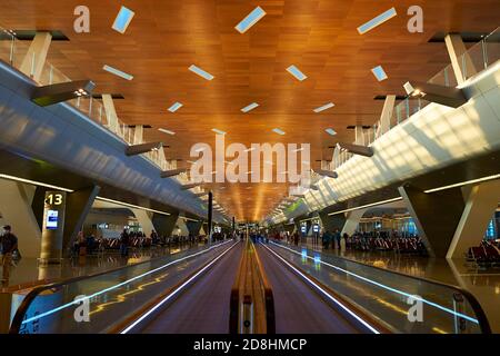 Jetez un coup d'œil sur l'une des allées en mouvement le long d'un concourse à l'aéroport international d'Hamad à Doha, au Qatar. Banque D'Images