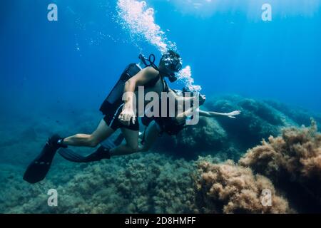 20 août 2020. Anapa, Russie. Deux plongeurs glissent sous l'eau dans une mer bleue transparente. Plongée sous-marine dans l'océan Banque D'Images