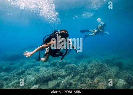 20 août 2020. Anapa, Russie. Deux plongeurs glissent sous l'eau dans une mer bleue transparente. Plongée sous-marine dans l'océan Banque D'Images