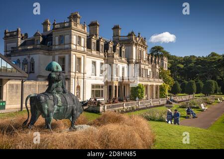 Royaume-Uni, pays de Galles, Glamourgan, Barry, Dyffryn Gardens, sculpture en bronze d'homme à cheval sur des boeufs à l'extérieur de la maison principale Banque D'Images