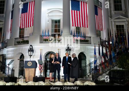 La juge associée de la Cour suprême Amy Coney Barrett fait le serment du juge associé de la Cour suprême Clarence Thomas sur la pelouse sud de la Maison Blanche le 26 octobre 2020 à Washington, DC. De gauche à droite : Amy Coney Barrett, associée à la Cour suprême, Jesse Barrett, le président Donald Trump et Clarence Thomas, juge associée à la Cour suprême. Banque D'Images