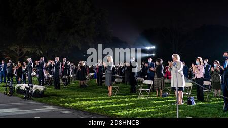 La première dame des États-Unis Melania Trump et Jesse Barrett avant la cérémonie d'assermentation de la juge associée de la Cour suprême Amy Coney Barrett sur la pelouse sud de la Maison Blanche le 26 octobre 2020 à Washington, DC. Banque D'Images